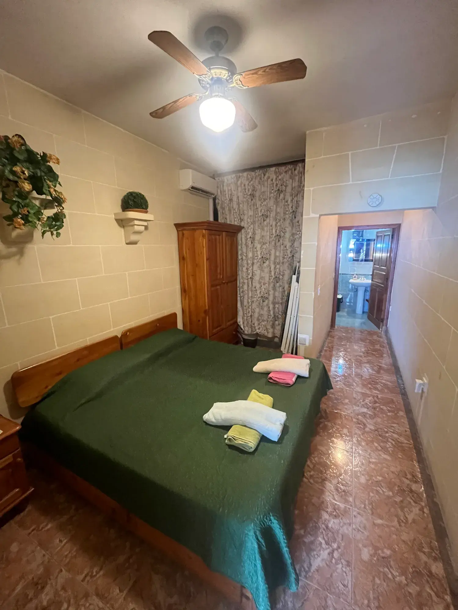 Double bedroom with a green bedspread at Sultana Apartment 4