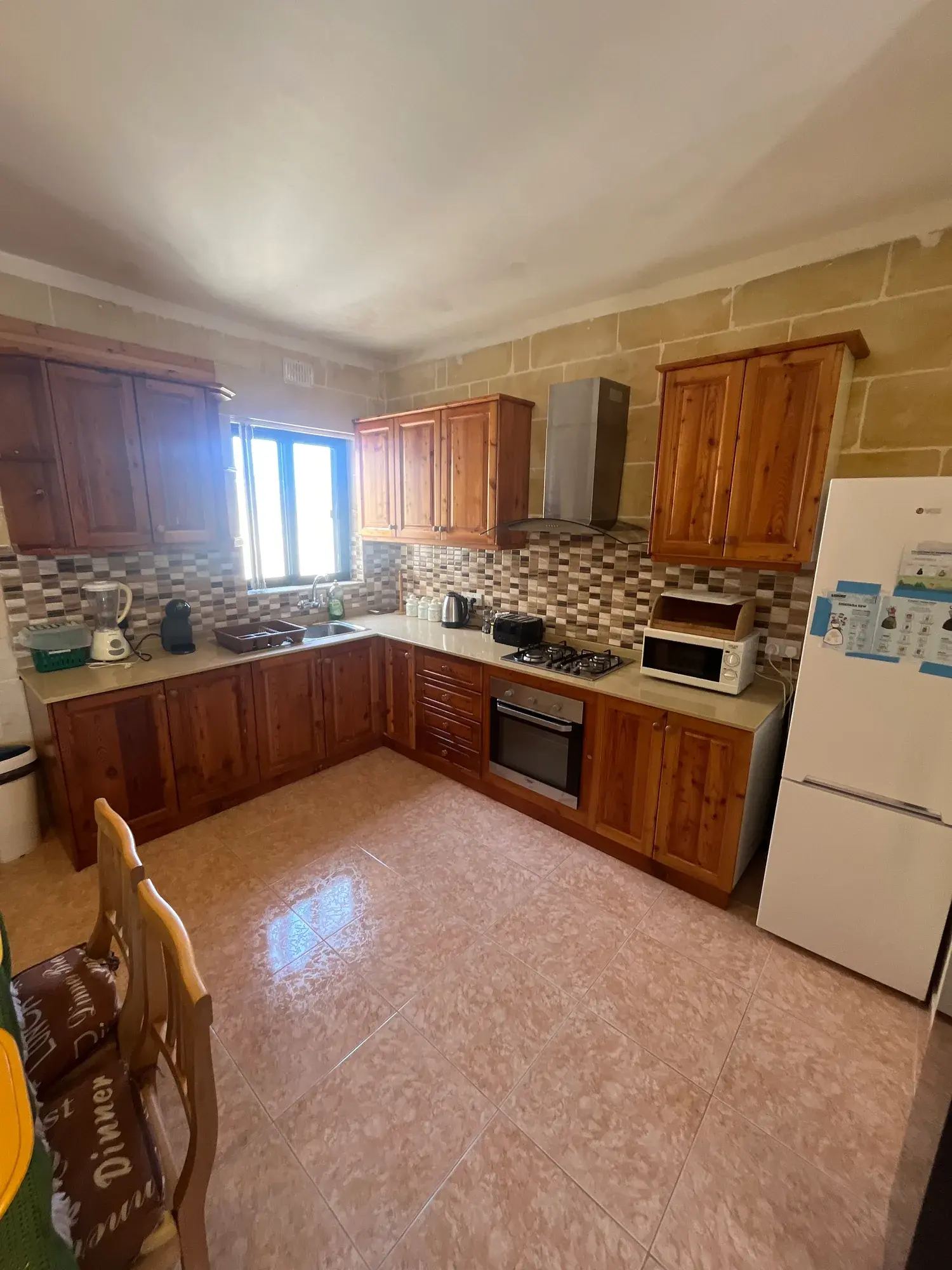 Vicmar Penthouse kitchen with wooden cabinets and a cooker